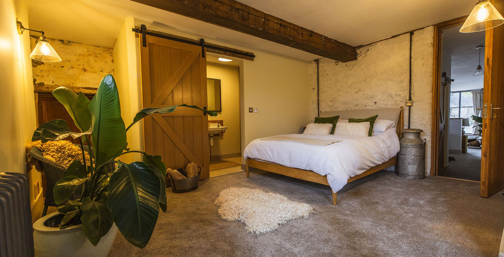 The Dairy Barn at Borough Farm, bedroom and wet room The Dairy Barn at Borough Farm, bedroom and wet room